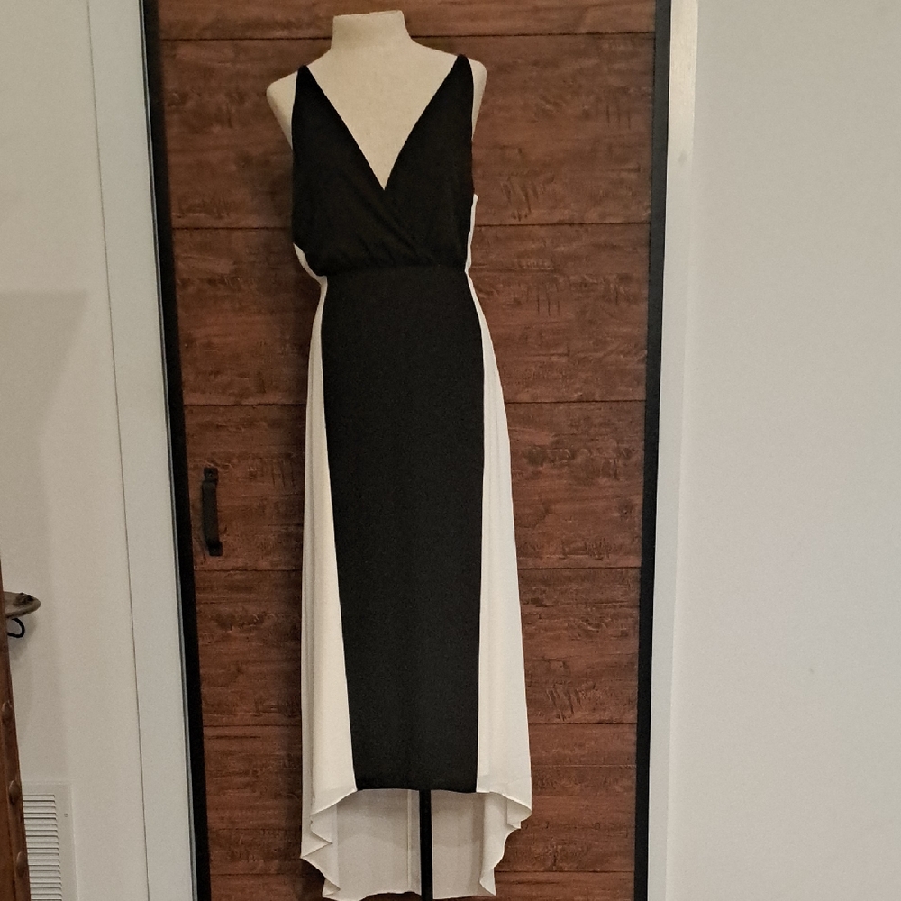 NWT EXPRESS Elegant Black and Ivory Sleeveless Dress. Deep V Plunge. Sz 2